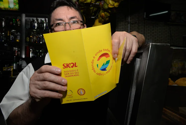 Skol distribui selo de apoio à causa LGBT a bares e restaurantes de São Paulo  (Carlos Erbs/Divulgação)