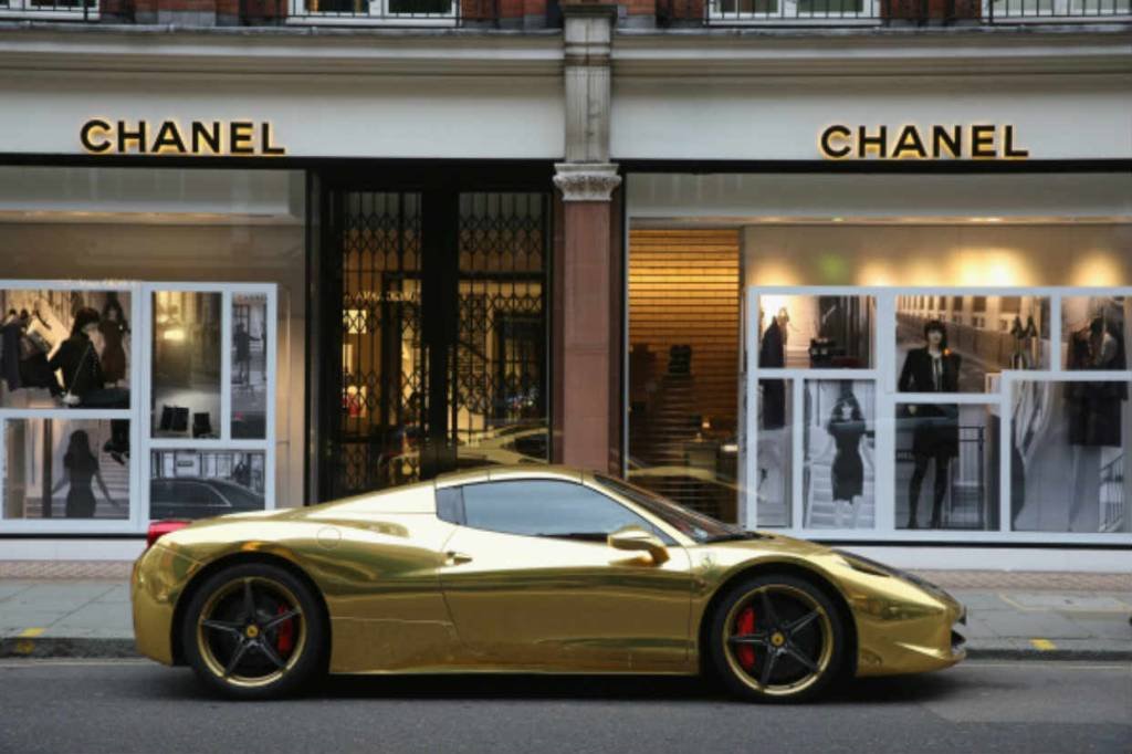 Como as empresas de bens de luxo podem acompanhar seus clientes ricos?