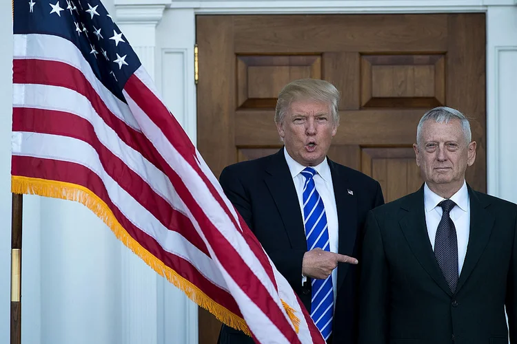 TRUMP E MATTIS: o general começa hoje uma viagem à Coreia do Sul e ao Japão, onde irá assegurar as parcerias militares, contrariando promessas de campanha do presidente / Drew Angerer/Getty Images