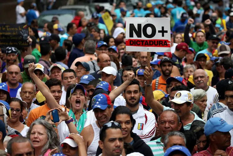 PROTESTO CONTRA MADURO NA QUINTA-FEIRA: para muitos analistas a questão não é se a Venezuela vai quebrar, mas quando isso irá acontecer / Carlos Garcia Rawlins/ Reuters