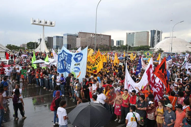 MANIFESTANTES EM BRASÍLIA: movimentos sociais de esquerda protestaram contra a votação da PEC do teto de gastos na Esplanada dos Ministérios. Polícia reprimiu com bombas e houve depredação. / Agência Brasil