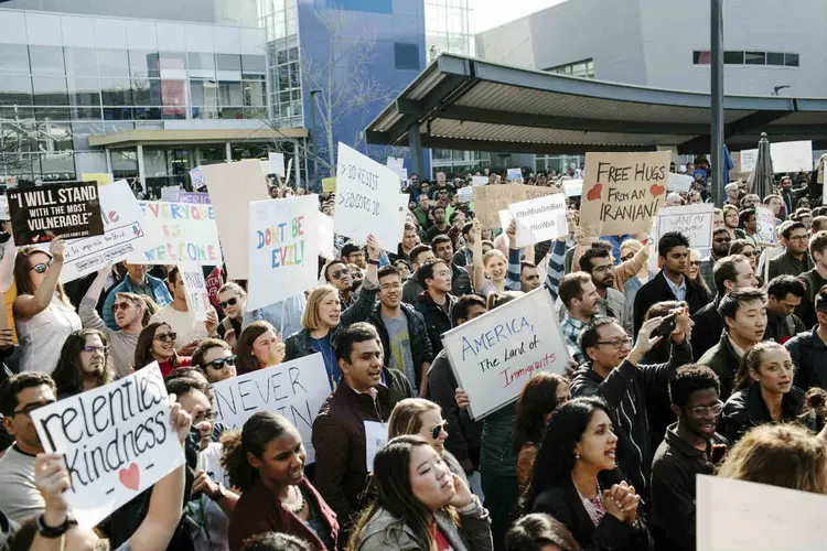 PROTESTO CONTRA TRUMP EM MOUNTAIN VIEW: a razão pela qual outros países falharam em replicar esse modelo é que todo mundo quer ir para o Vale do Silício / Jason Henry/The New York Times