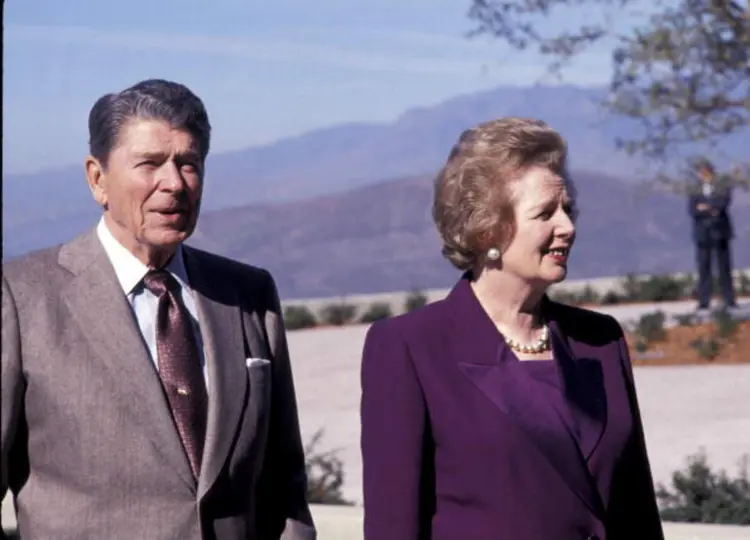 RONALD REAGAN E MARGARET THATCHER: para eles, a estagnação paralisou as economias nos anos 70; hoje cortes do tamanho dos que foram realizados na época acabariam em aumentos nos déficits fiscais / Ron Galella / Getty Images