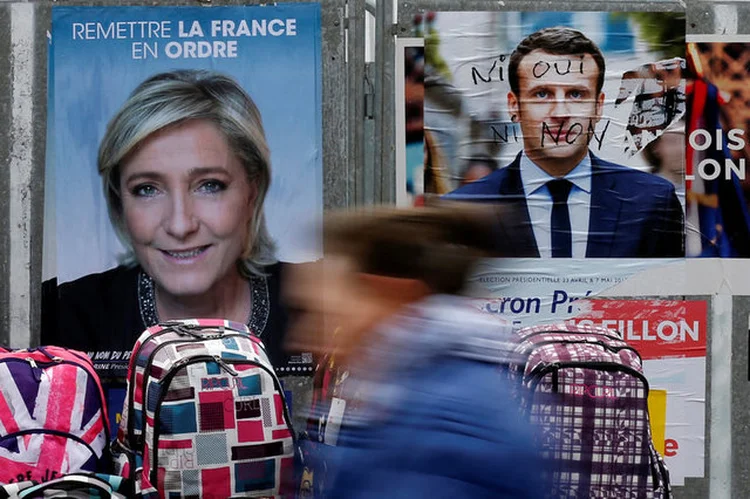 CARTAZES DE LE PEN E MACRON: EXAME Hoje acompanhou o domingo de votação num tradicional reduto de imigrantes  / Pascal Rossignol/ Reuters