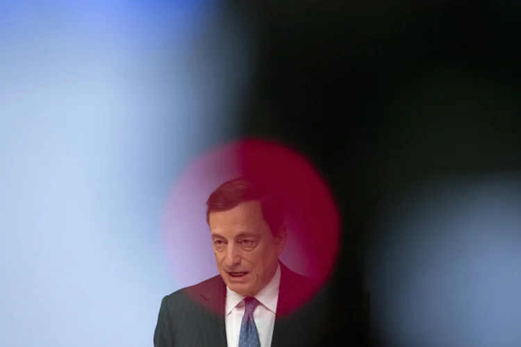 MARIO DRAGHI: Banco Central Europeu, já sob o comando do italiano, e o BC japonês passaram a usar os juros quase zero como instrumento de estimulo à atividade econômica / Bloomberg / Getty Images