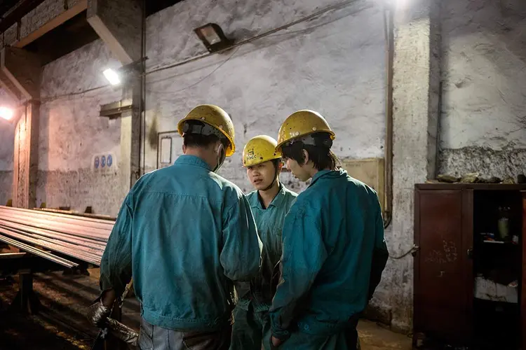 TRABALHADORES DE SIDERÚRGICA CHINESA: tentar desmontar o complexo do aço pode ser demorado e custoso / Giulia Marchi/ The New York Times