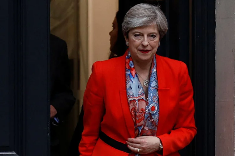 Theresa May: Primeira-ministra busca acordo com partido da Irlanda do Norte para permanecer no poder (Peter Nicholls/Reuters)