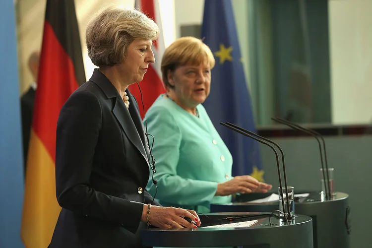 MAY E MERKEL: a primeira ministra britânica foi a Berlim discutir a saída e o futuro das relações entre os países. Hoje, é dia da França / Adam Berry/Getty Images