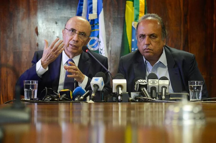 Meirelles e Pezão: Pezão disse que ainda está fazendo os cálculos das demais dívidas que poderão ser pagas de imediato (Tânia Rêgo/Agência Brasil)