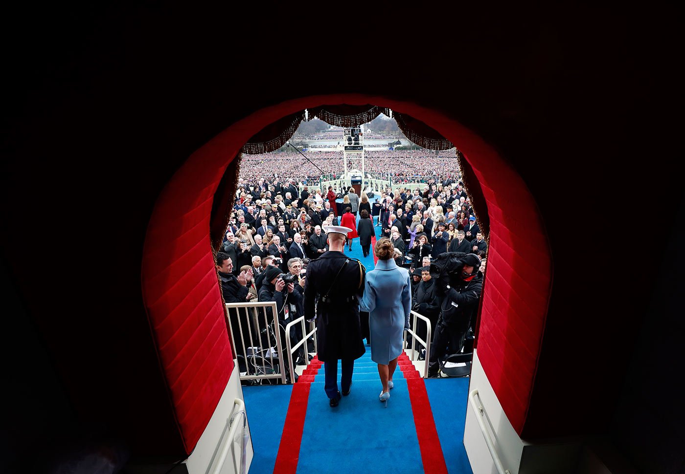 A primeira-dama Melania Trump — com um vestido no estilo de jacqueline Kennedy — entra na plataforma da cerimônia de posse no Capitólio (Doug Mills/ Getty Images)