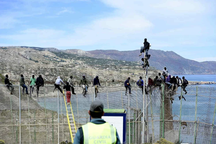 IMIGRANTES TENTAM ENTRAR EM MELILLA, TERRITÓRIO ESPANHOL: barreira foi erguida em 1994, 22 anos antes da eleição de Donald Trump / Alexander Koerner