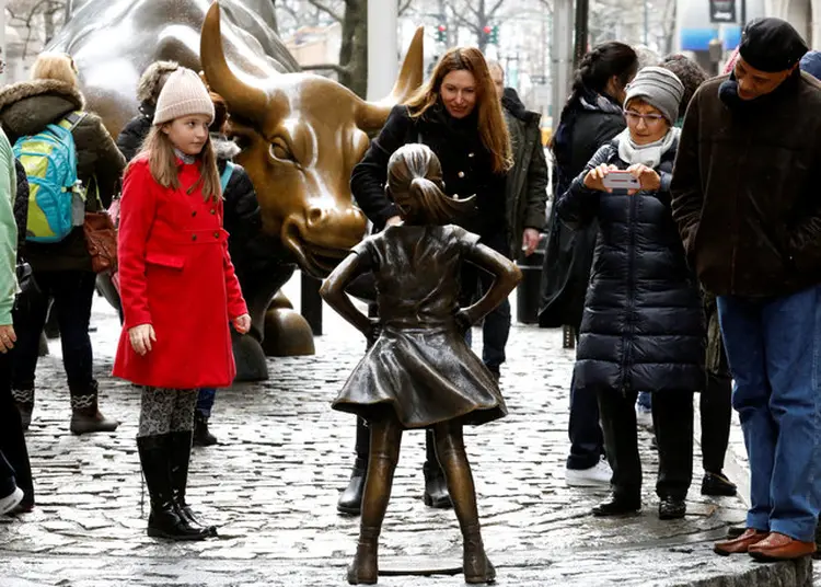 ESTÁTUA EM WALL STREET: companhias em que pelo menos 30% dos cargos de liderança são ocupados por mulheres têm rentabilidade até 15% maior / Brendan McDermid/ Reuters