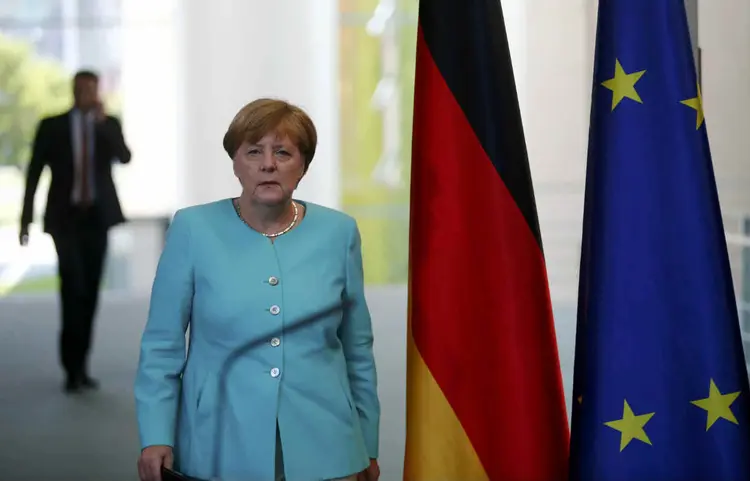 MERKEL: Elogiada no exterior, chanceler sofre críticas no próprio país pela decisão de receber um milhão de refugiados em território alemão / Hannibal Hanschke/ Reuters