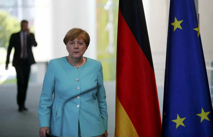 MERKEL: Elogiada no exterior, chanceler sofre críticas no próprio país pela decisão de receber um milhão de refugiados em território alemão / Hannibal Hanschke/ Reuters