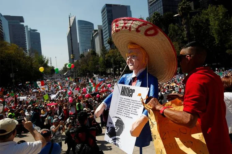 MEXICANOS E TRUMP: se o Sr. Trump efetivamente fizer alguma cosa drástica no comércio será levado por sua naufragante taxa de aprovação / Jose Luis Gonzalez/Reuters