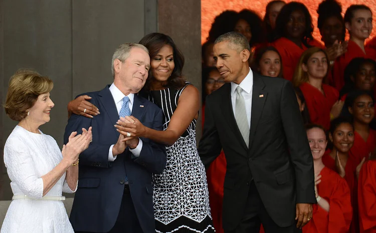 MICHELLE OBAMA ABRAÇA GEORGE W. BUSH:  a primeira dama sai em campanha hoje pela democrata Hillary Clinton, na esperança de que seu carisma possa lhe render votos e apoio entre as eleitoras / Astrid Riecken/Getty Images