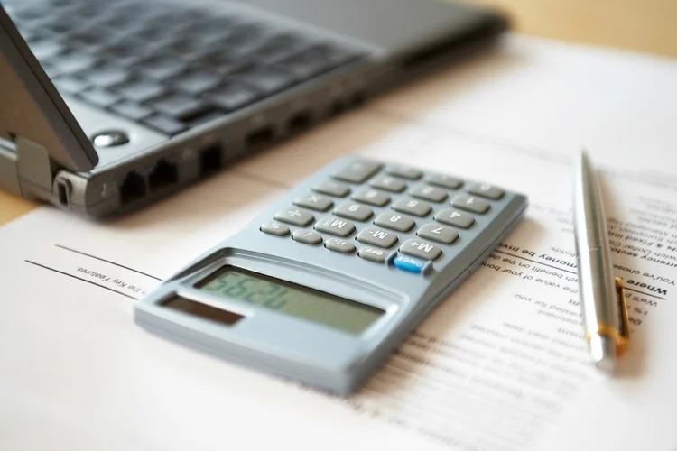 Documento, calculadora e laptop: advogado tributário tem boas oportunidades (Mike Watson Images/Thinkstock)