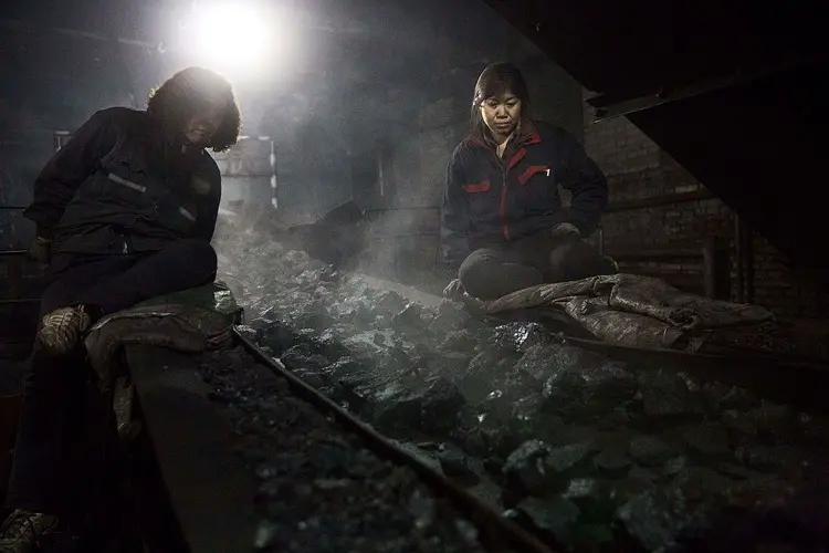 Algumas das quedas mais importantes estão ocorrendo na China (Kevin Frayer/Getty Images)