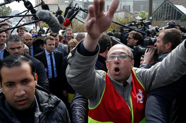 Chineses irritados; Le Pen e Macron&