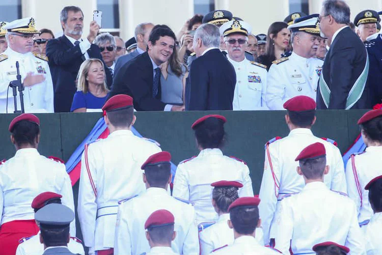 MORO E TEMER: o juiz federal foi um dos homenageados no Dia do Exército  / Antonio Cruz/ Agência Brasil