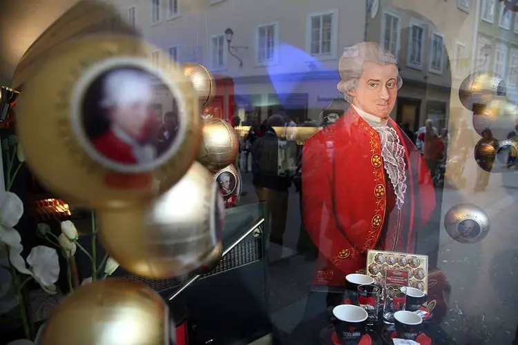 IMAGEM DE MOZART EM LOJA DE DOCES: novo estudo sugere que aumento da tristeza estava associada ao aumento da produção musical do compositor austríaco / Johannes Simon/ Getty Images