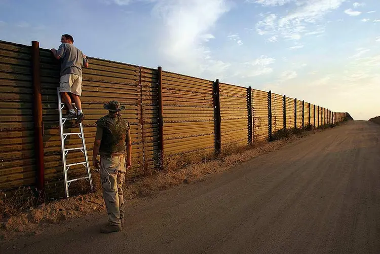 FRONTEIRA COM O MÉXICO: atual muro já tem cerca de 1.130 quilômetros de extensão / David McNew/ Getty Images