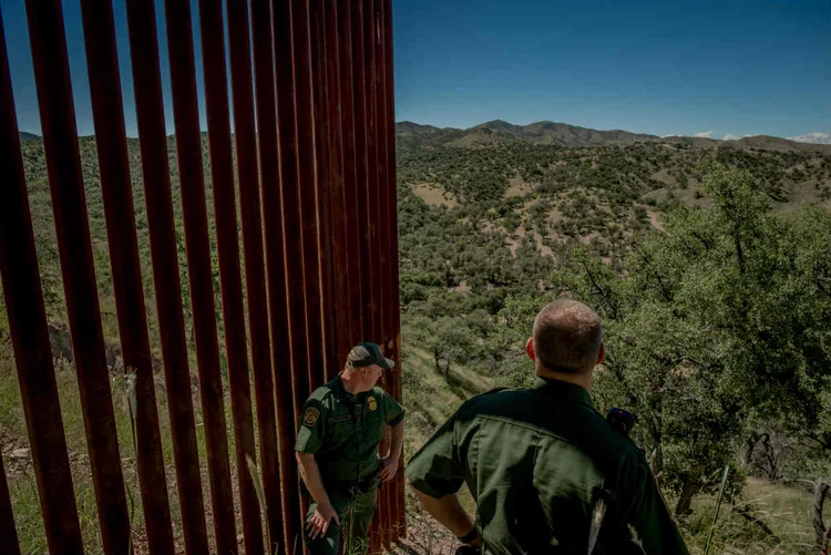 PATRULHA NA FRONTEIRA: o muro anunciado por Trump pode chegar a custar 40 bilhões de dólares  / Tomas Munita/The New York Times