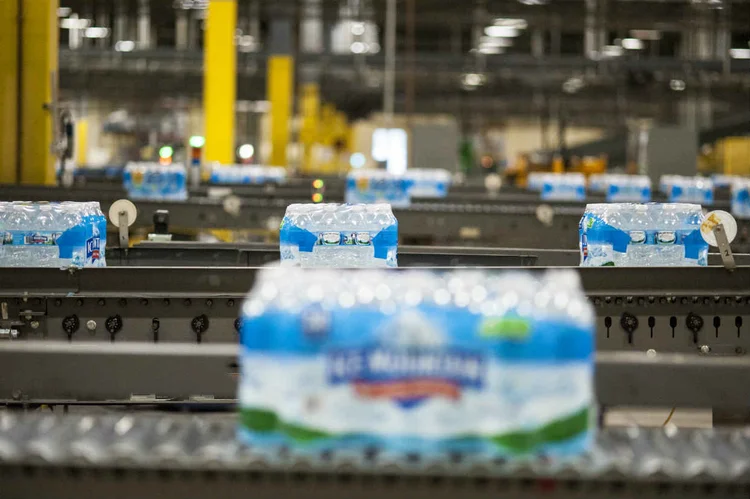 FÁBRICA DA NESTLÉ NO MICHIGAN: até 4,8 milhões de garrafas por dia, a custo de captação zero / Gary Howe/ The New York Times