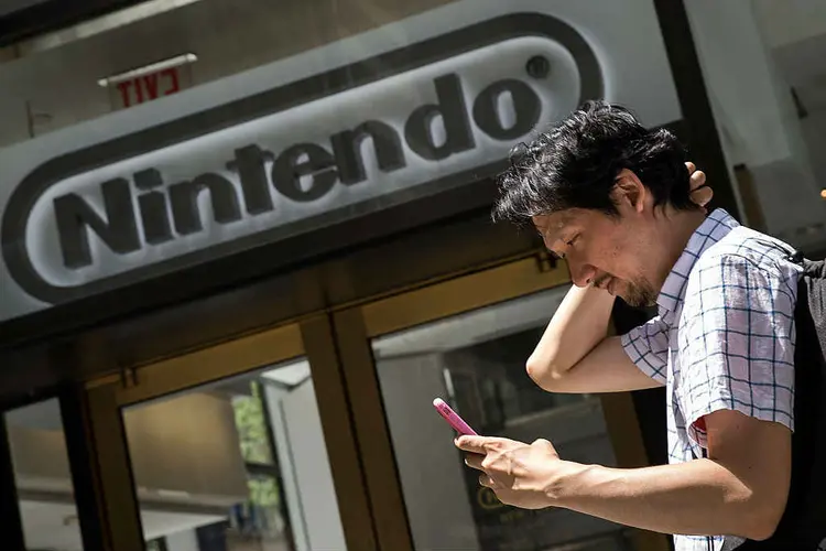 NOVA YORK: homem joga Pokémon Go em frente a loja da Nintendo; o plano agora é levar o jogo ao Japão  / Drew Angerer/Getty Images