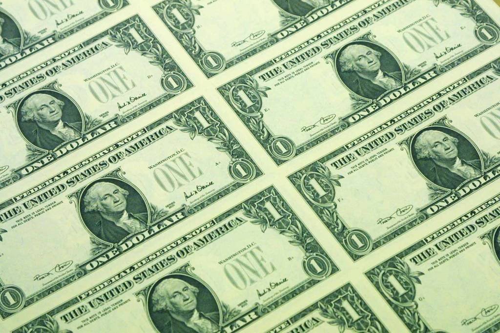 Dólar oscila com Previdência, meta fiscal e exterior no radar