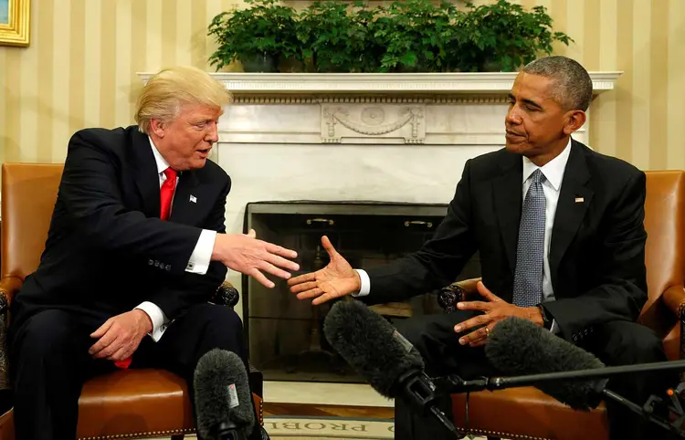 NOVEMBRO: o presidente eleito Donald Trump cumprimenta Barack Obama após reunião na Casa Branca. / Kevin Lamarque/ Reuters
