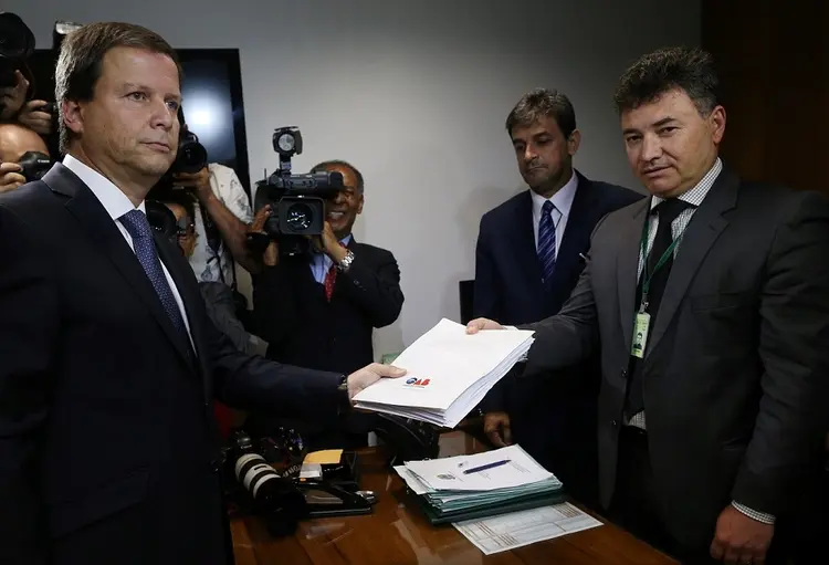 IMPEACHMENT: Claudio Lamachia, presidente da OAB, entrega o pedido de   destituição de Temer na Câmara dos Deputados. / Adriano Machado/Reuters