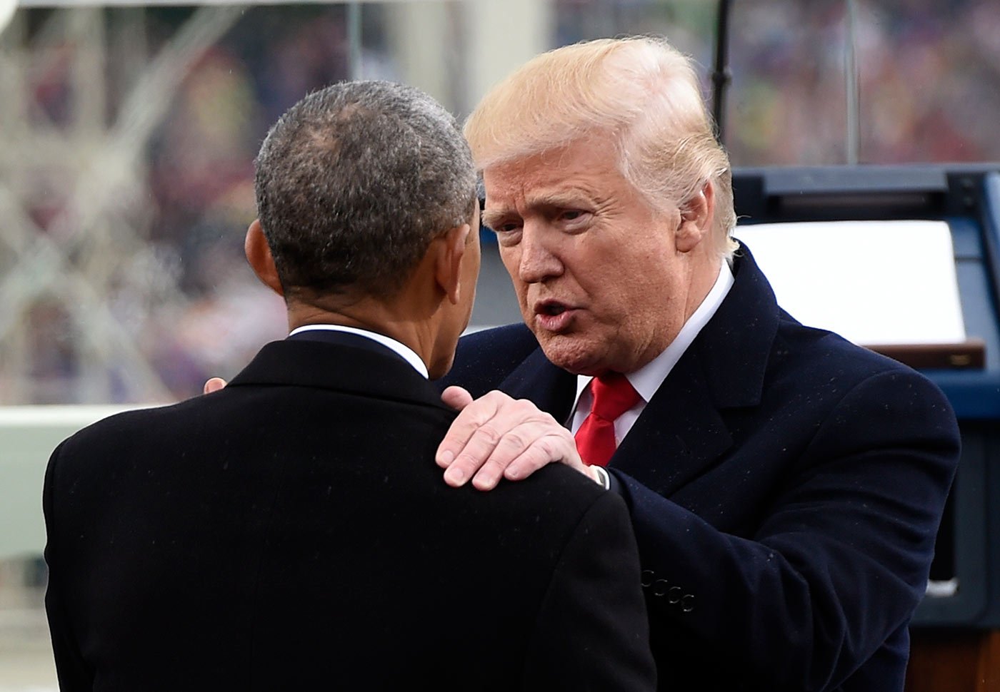 Donald Trump cumprimenta Barack Obama na cerimônia de posse (Saul Loeb/ Getty Images)