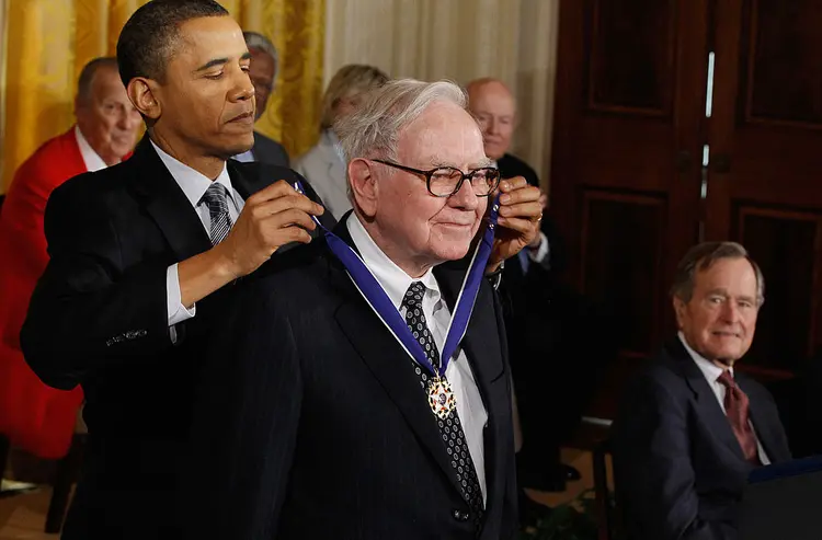 OBAMA E WARREN BUFFETT: o empresário e investidor foi um dos que recebeu a Medalha da Liberdade; hoje é a vez de personalidades como Michael Jordan  / Chip Somodevilla/ Getty Images