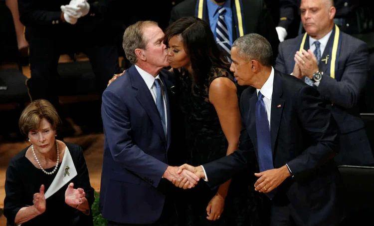 BUSH, MICHELLE E OBAMA: presidente e ex-presidente se encontram no funeral dos cinco policiais mortos em Dallas, no Texas / Kevin Lamarque/ Reuters