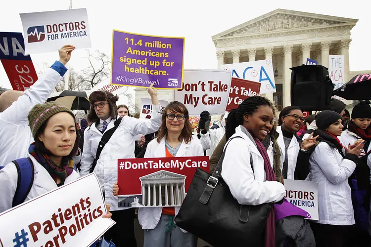 PROTESTO PELO OBAMACARE: lei que irá substituir o projeto de saúde anterior gerou revolta de republicanos, conservadores, associações médicas e planos de saúde / Alex Wong/Getty Images