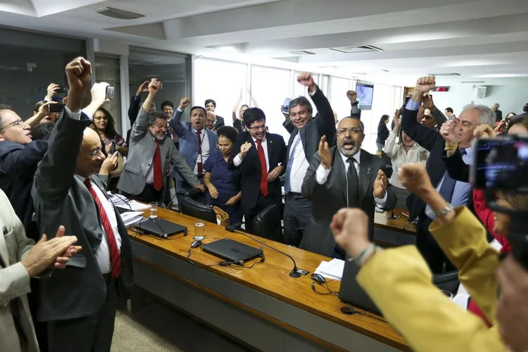 REFORMA TRABALHISTA Senadores da oposição comemoram a rejeição do parecer do relator, senador Ricardo Ferraço sobre o projeto de reforma trabalhista, na Comissão de Assuntos Sociais / Marcelo Camargo/Agência Brasil