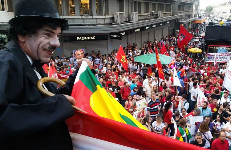 MANIFESTANTES EM PORTO ALEGRE: o debate ideológico atingiu sofisticação quase “futebolística”  / Daniel Ito Isaía/Agência Brasil