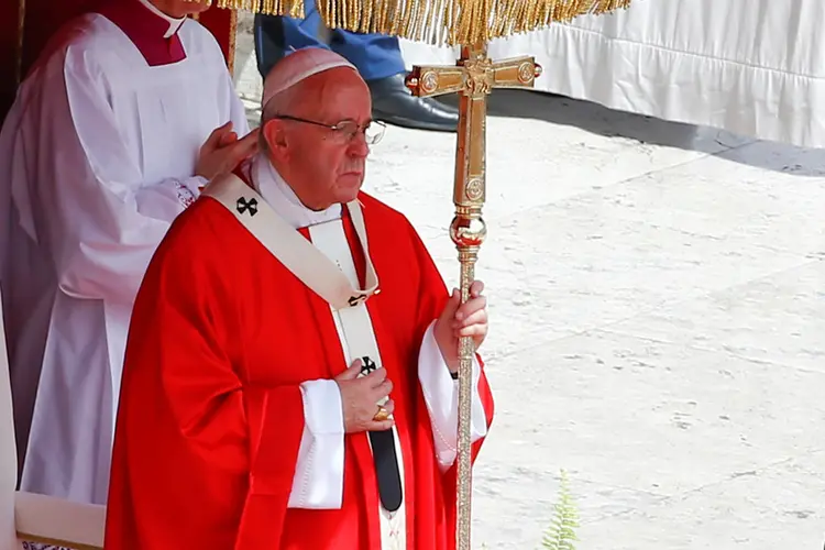 Papa durante missa no Vaticano neste domingo: papa ofereceu orações para as vítimas (Tony Gentile/Reuters)