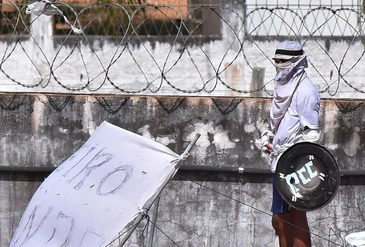 REBELIÃO EM NATAL: preso usa panela com a sigla PCC como escudo / Josemar Gonçalves/ Reuters (Josemar Gonçalves/Reuters)