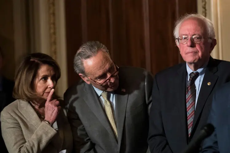 Pelosi, Schumer, Sanders: em um dividido Partido Democrata, as lideranças atuais buscam se manter à frente das discussões e pautar os rumos do partido (Drew Angerer/Getty Images)