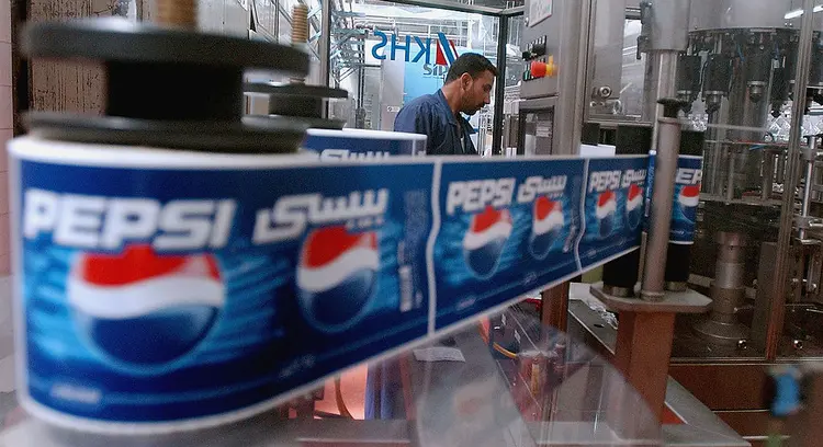 FÁBRICA DA PEPSI: com crise no mercado de refrigerantes, a companhia busca se estabelecer com a venda de bebidas esportivas e de petiscos / Wathiq Khuzaie/Getty Images