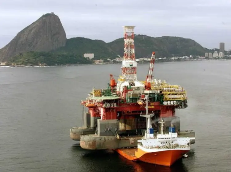 Plataforma de petróleo no Rio de Janeiro: governo precisa renegociar os termos do contrato firmado com a Petrobrás em 2010 (Antonio Scorza/Getty Images)