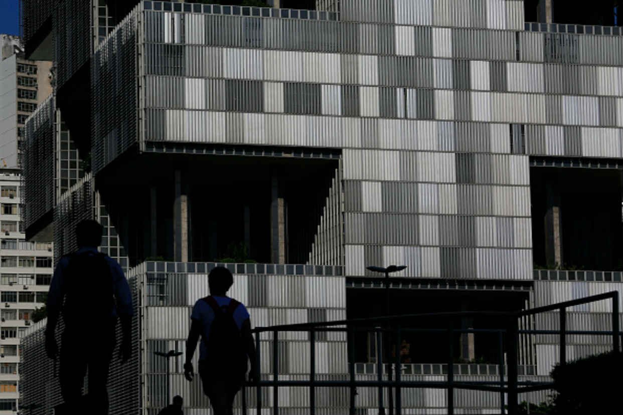 Poupança menor; Petrobras negocia&