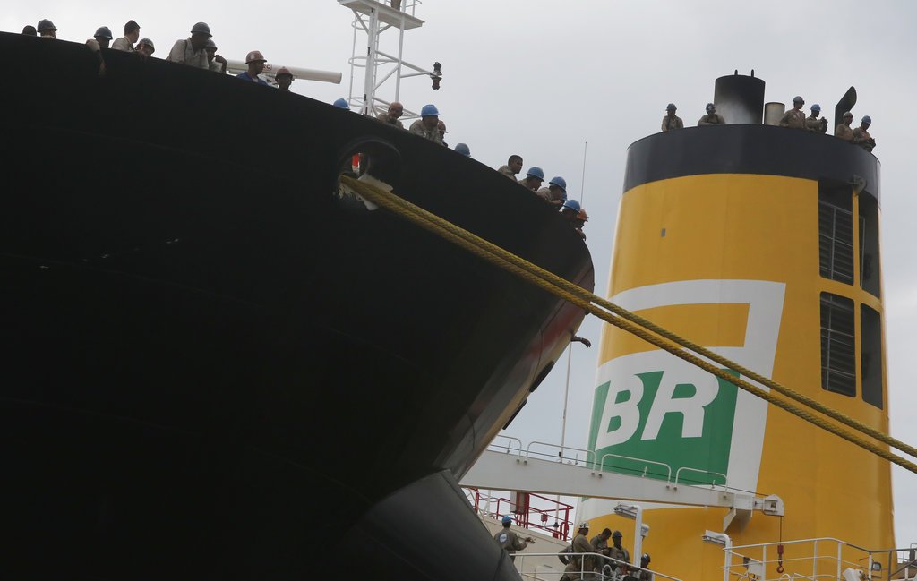 Piratas de combustível atacam refinaria da Petrobras