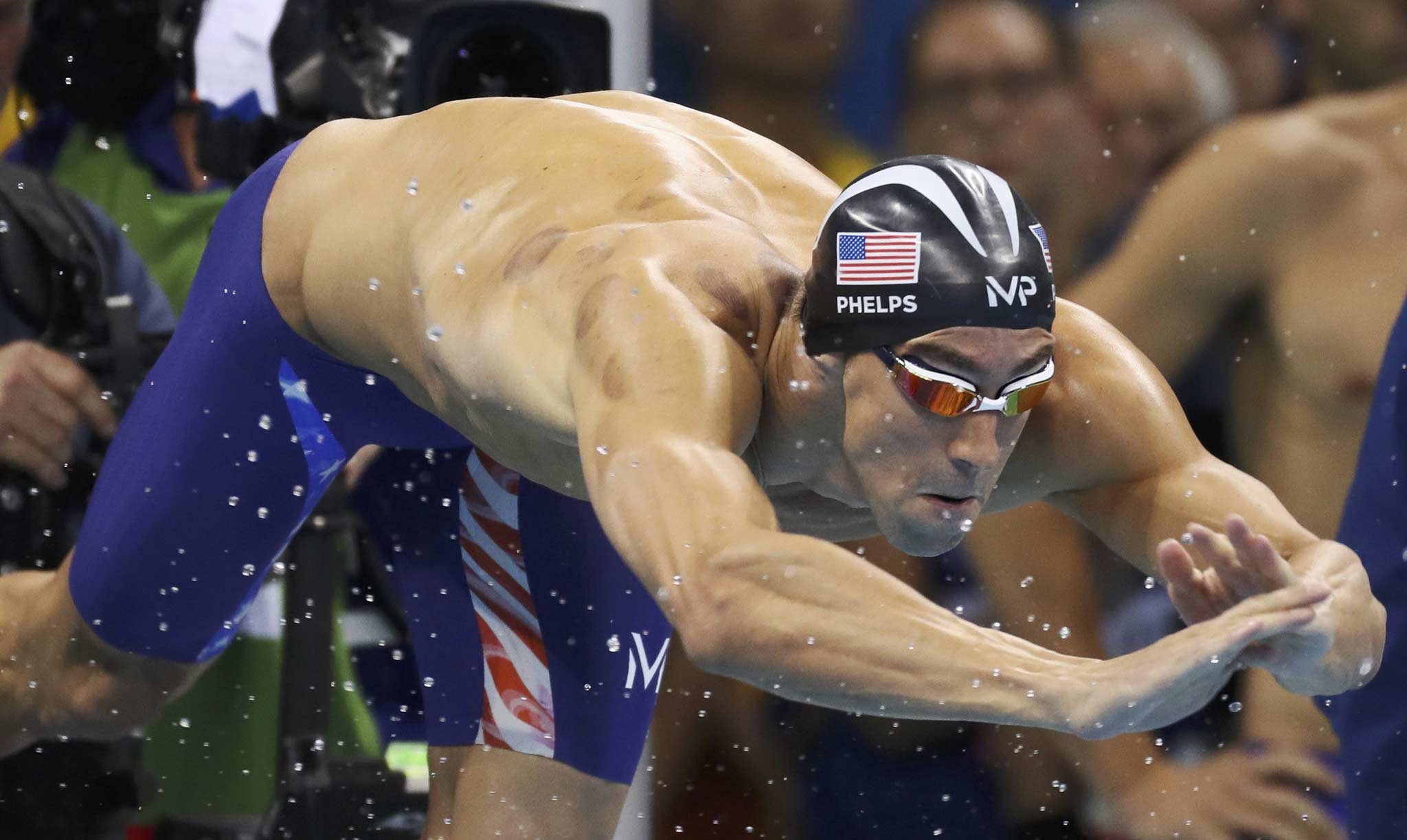 Phelps compete com tubarão para a Discovery e quase ganha