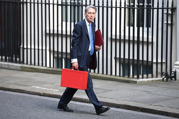 PHILIP HAMMOND E A MALETA VERMELHA: o chanceler do Tesouro faz o Discurso do Outono, um dos pronunciamentos mais importantes no Reino Unido / Leon Neal/Getty Images