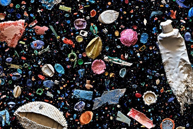 A fotógrafa britânica Mandy Barker decidiu alertar as pessoas sobre a poluição dos oceanos utilizando microplástico e resíduos plásticos encontrados em praias (Mandy Barker/Divulgação)