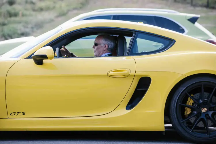 JAMES SCHEMBARI EM SEU NOVO PORSCHE: uma experiência para a qual faltam adjetivos / Dustin Chambers/The New York Times