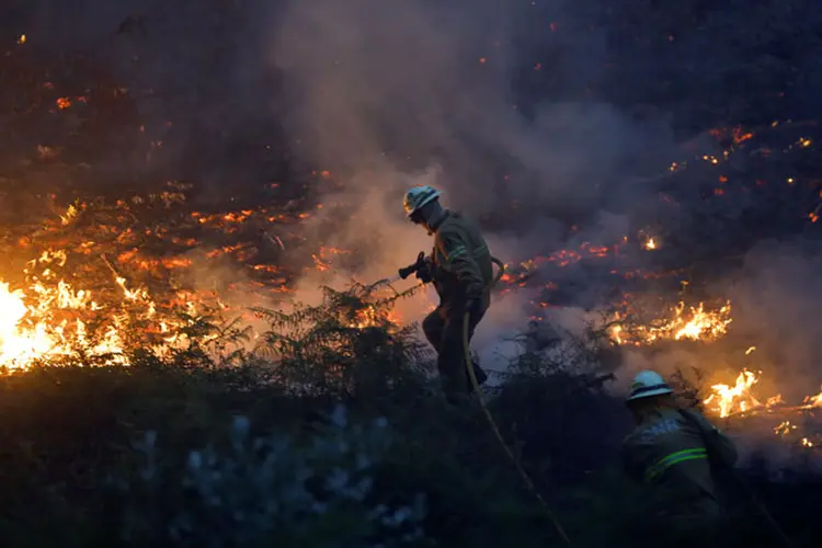 Incêndio: bombeiros disseram que as condições climáticas ainda são adversas na maioria das áreas onde as chamas ardem (Rafael Marchante/Reuters)